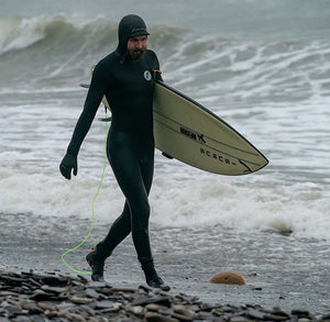 Isurus-3-3-Zipfree-Surfing-Wetsuit-Baltic-Sea-Yamamoto-Neoprene-Russia-Nikita-Walking-Beach